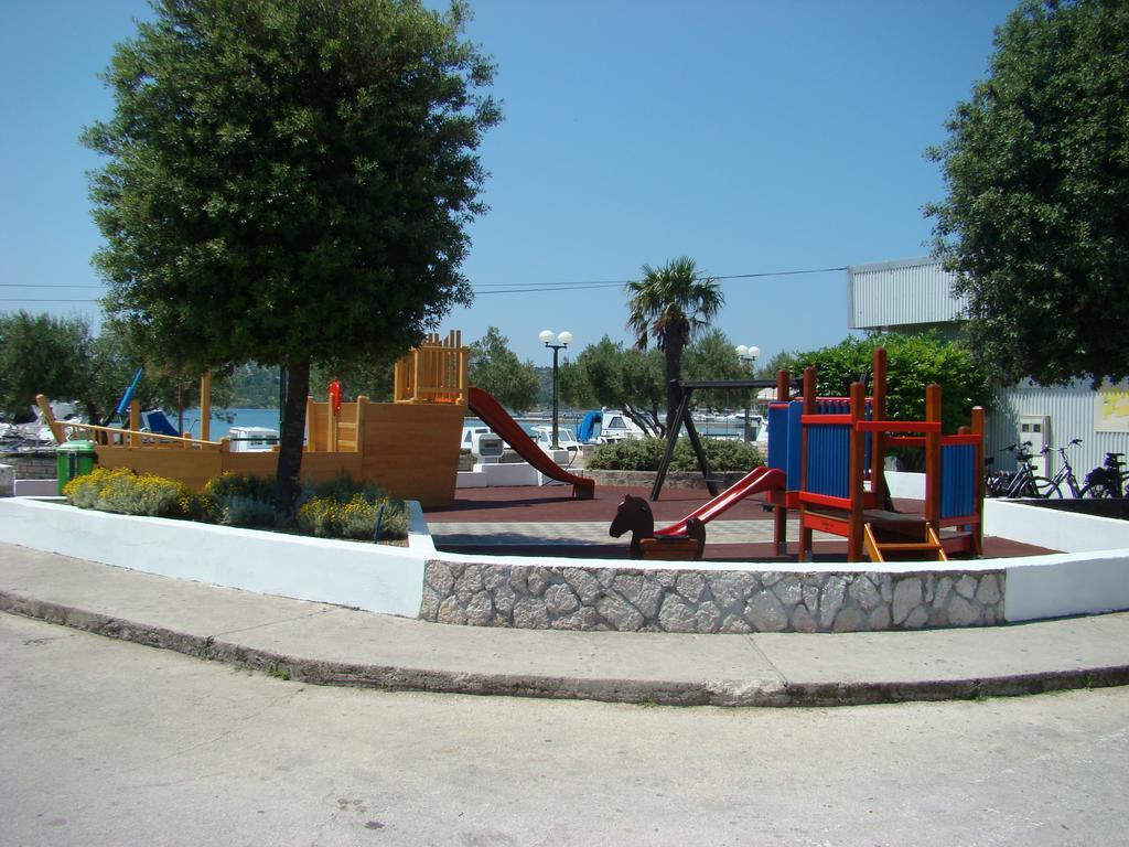Apartments Pinus Pirovac Exterior foto